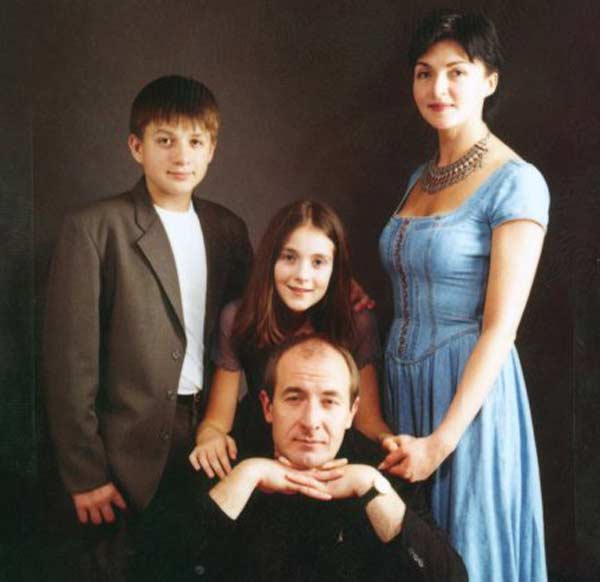 Влад Топалов в детстве с родителями и сестрой