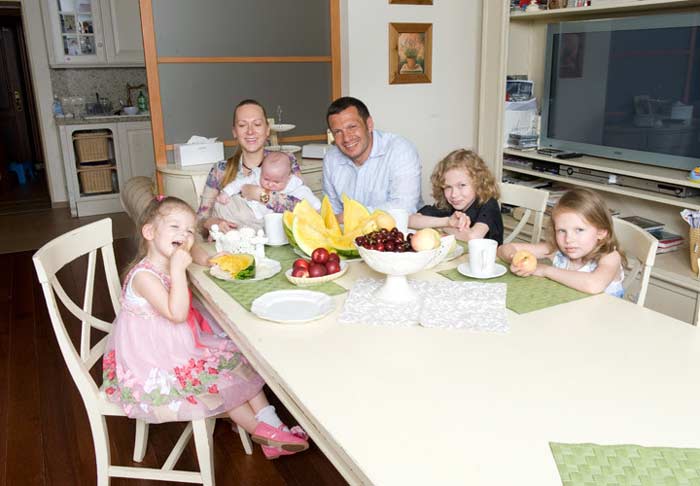 Владимир Соловьев и Эльга Сэпп с детьми
