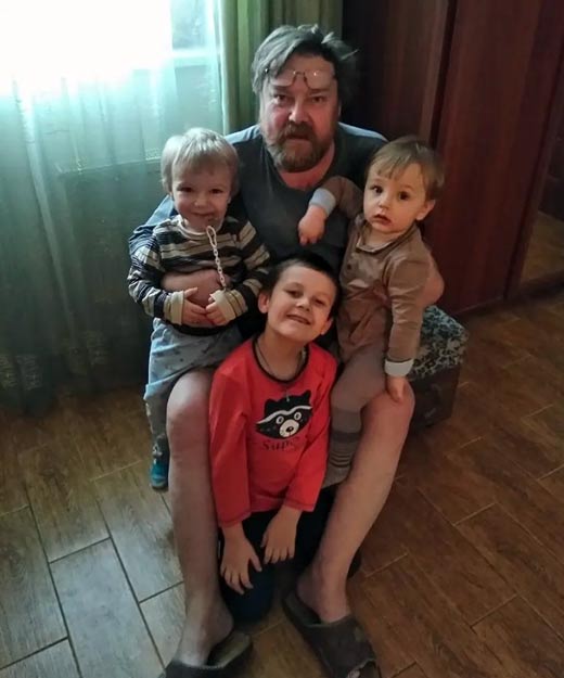 Андрей Ярославцев с внуками