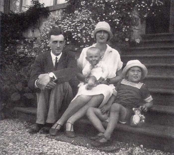 Димитрий Романов в детстве с родителями и братом