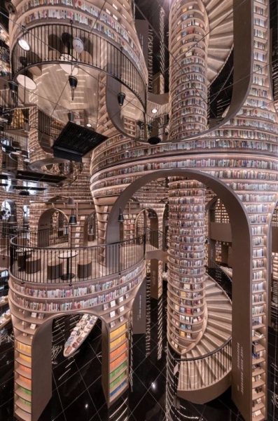 Книжный магазин прямиком из научно-фантастического фильма. Этот бесконечный книжный дворец действительно существует!