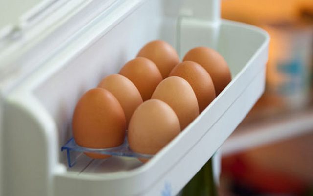 Почему яйца точно нельзя хранить на дверце холодильника