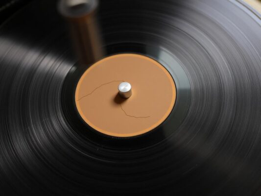 Почему старые пластинки крутились иначе: загадка скоростей в мире винила